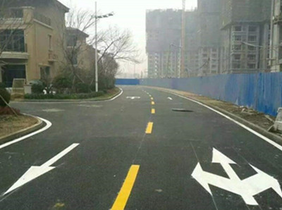 启东别墅区道路画箭头线