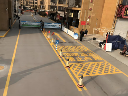 启东小区大门口划消防线