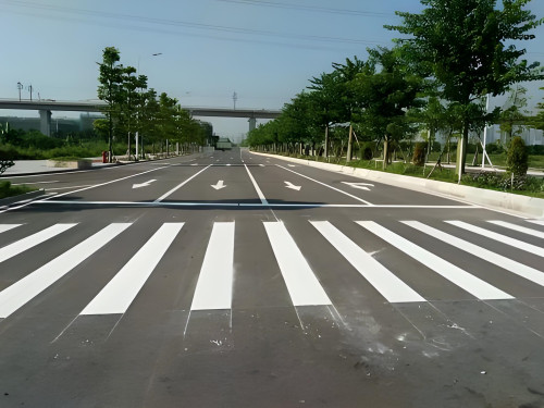 启东人行横道划白实线